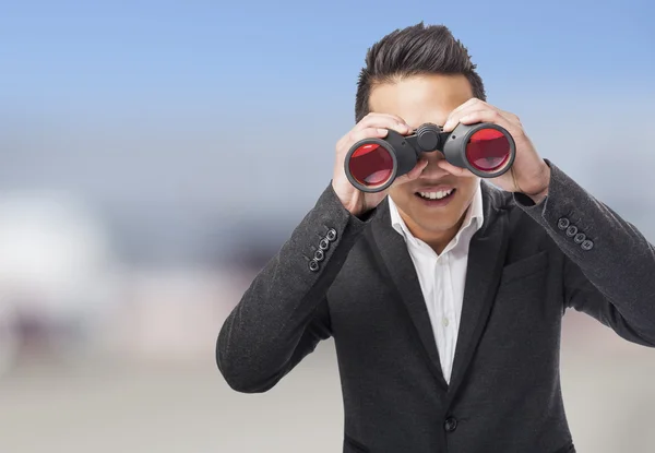 Man looking trough binoculars — Stock Photo, Image