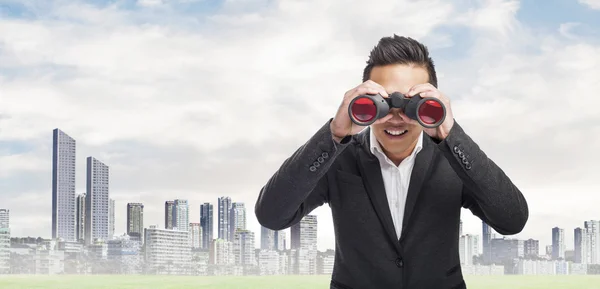 Man looking trough binoculars — Stock Photo, Image