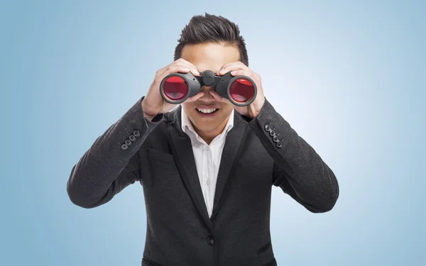 Hombre mirando a través de prismáticos — Foto de Stock