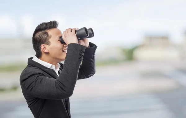 Man looking trough binoculars — Stock Photo, Image