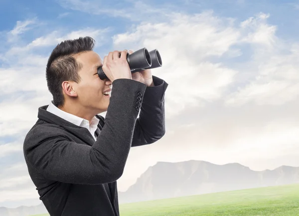 Mann blickt durch Fernglas — Stockfoto