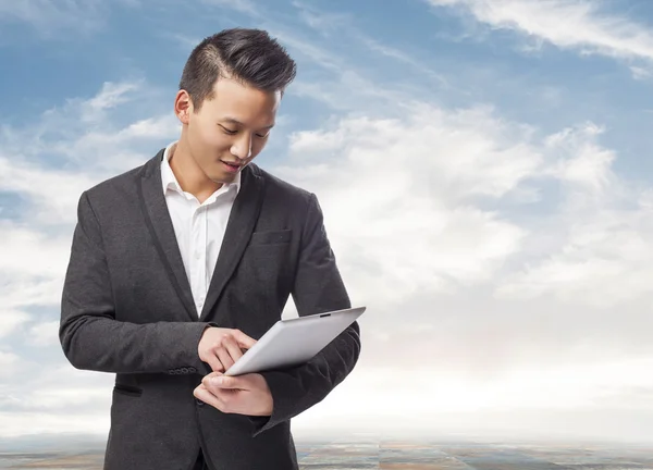 Homem de negócios usando tablet — Fotografia de Stock