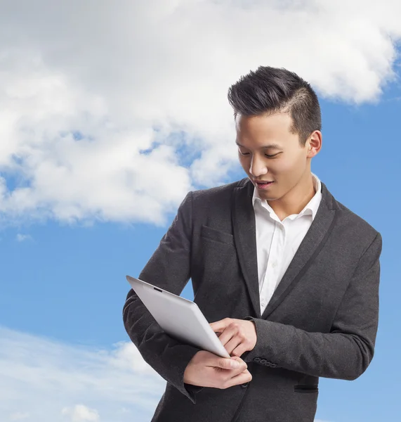 Hombre de negocios usando tableta — Foto de Stock