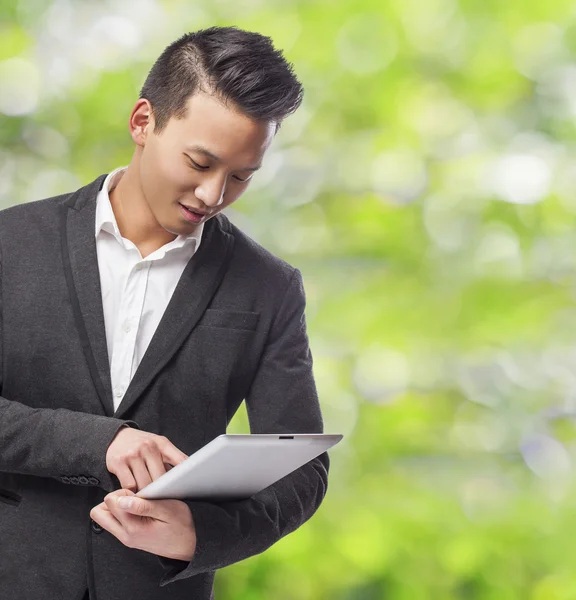 Hombre de negocios usando tableta — Foto de Stock