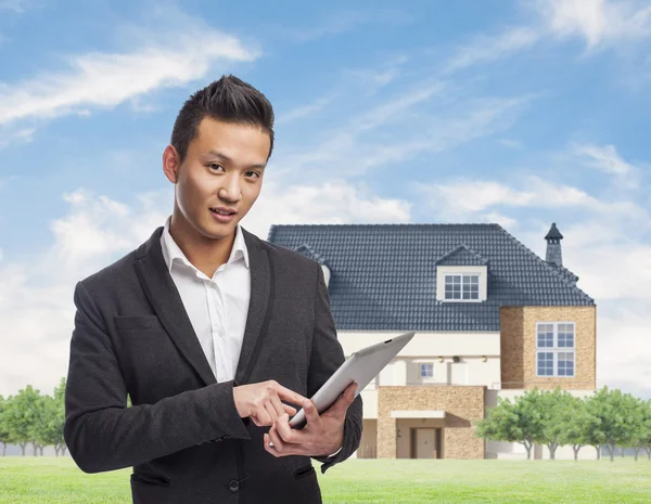 Hombre de negocios usando tableta — Foto de Stock