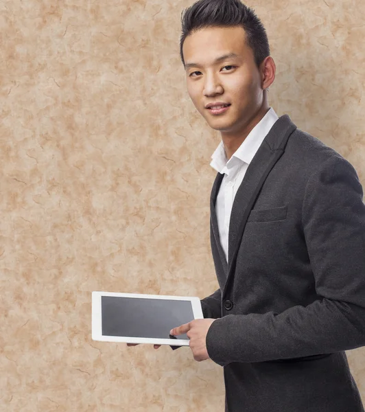 Hombre de negocios usando tableta — Foto de Stock
