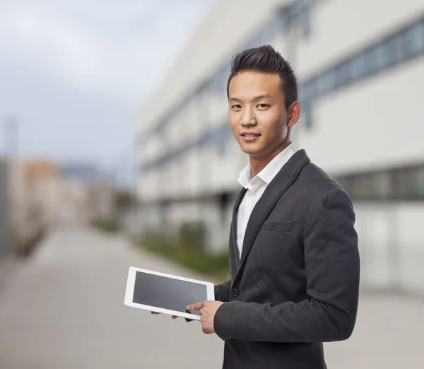 Homem de negócios usando tablet — Fotografia de Stock