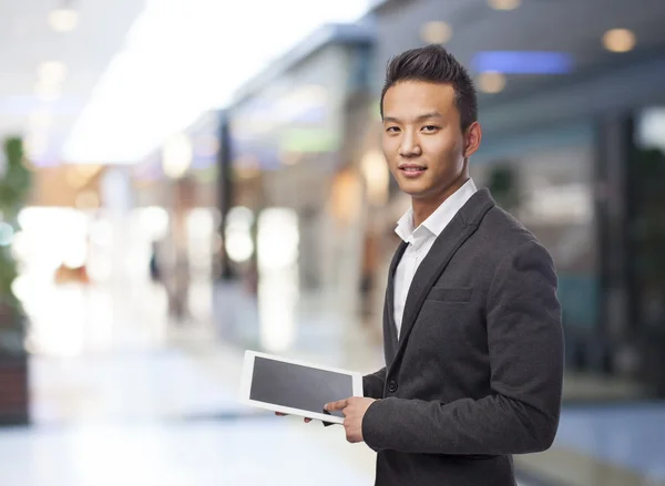 Geschäftsmann mit Tablet — Stockfoto