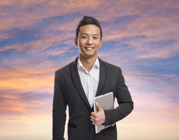 Hombre de negocios usando tableta — Foto de Stock