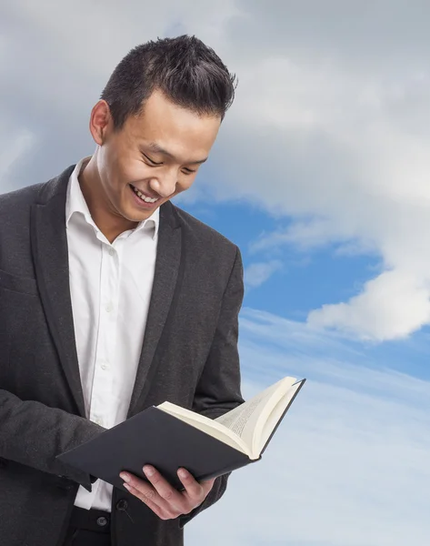 Libro de tenencia del hombre — Foto de Stock