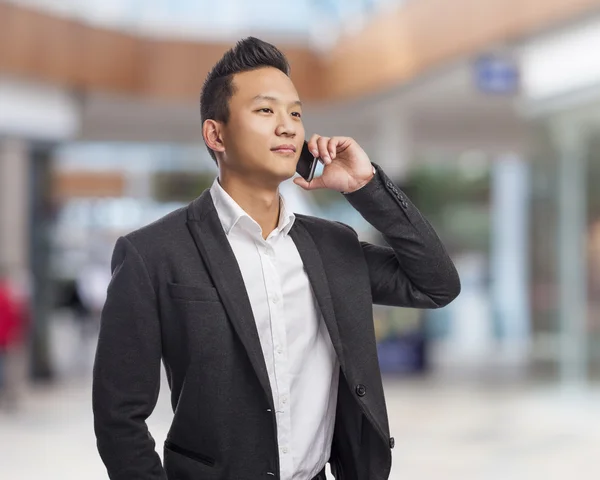 Hombre hablando en el móvil — Foto de Stock