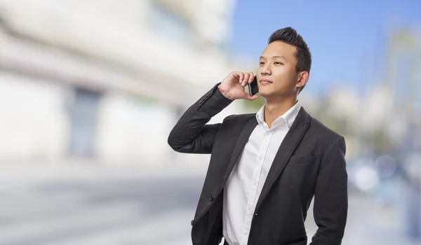 Hombre hablando en el móvil — Foto de Stock