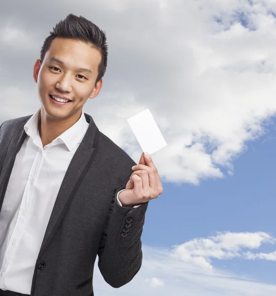 Uomo che mostra carta — Foto Stock