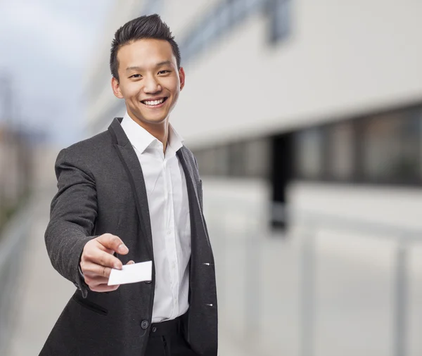 Hombre mostrando tarjeta — Foto de Stock