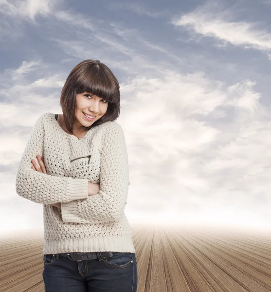 Frau mit verschränkten Armen — Stockfoto