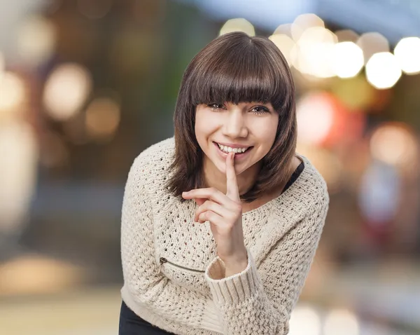 Frau macht Schweigezeichen — Stockfoto