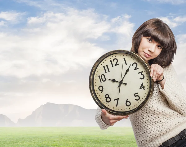 Mujer sosteniendo reloj — Foto de Stock