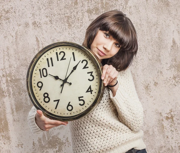 Mujer sosteniendo reloj — Foto de Stock