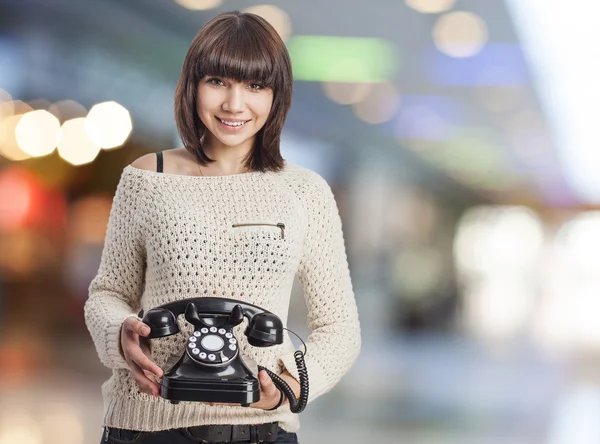 Женщина держит телефон — стоковое фото