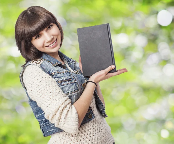 Vrouw met boek — Stockfoto