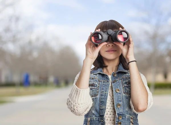 Mujer con prismáticos — Foto de Stock