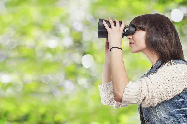 Mujer con prismáticos — Foto de Stock