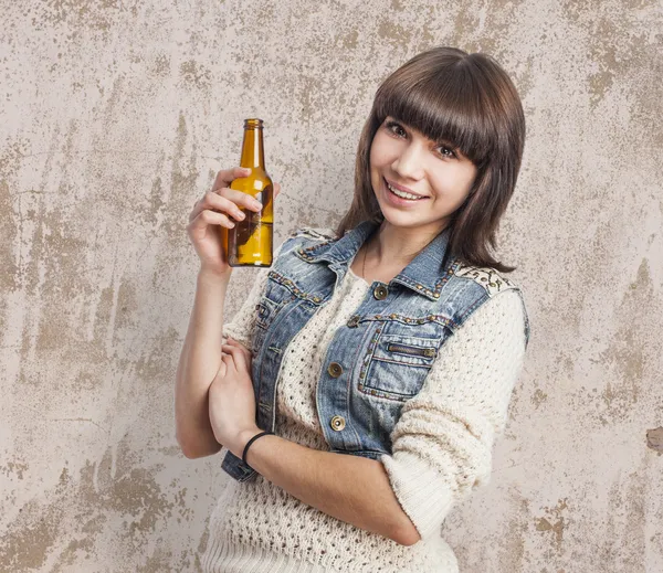 Kobieta gospodarstwa piwa — Zdjęcie stockowe