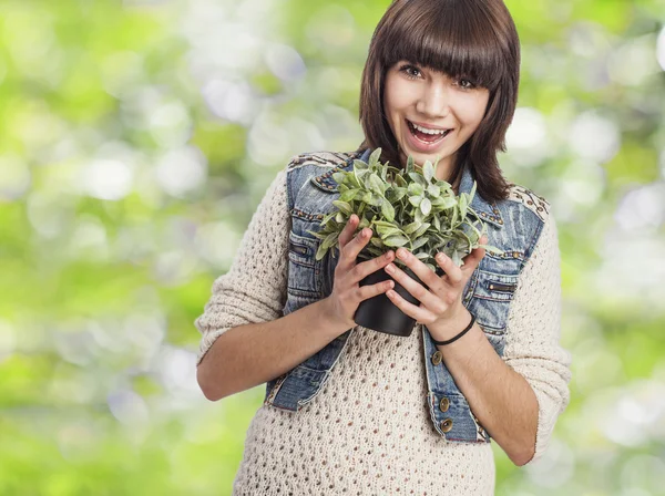 Vrouw bedrijf plant — Stockfoto