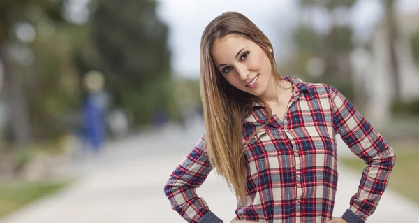 Jonge vrouw poseren — Stockfoto