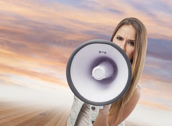 Vrouw met megafoon — Stockfoto