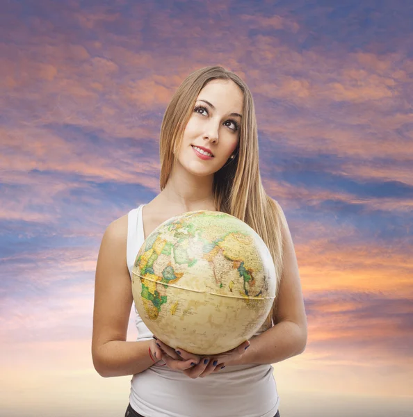 Vrouw bedrijf globe — Stockfoto