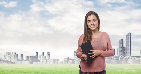 Mujer sosteniendo libro —  Fotos de Stock