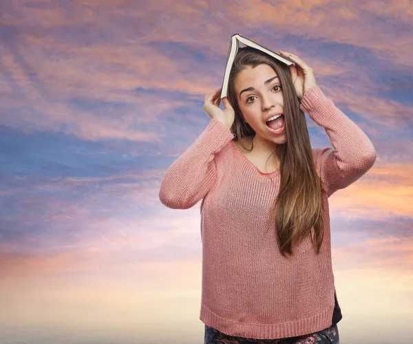 Meisje met boek — Stockfoto