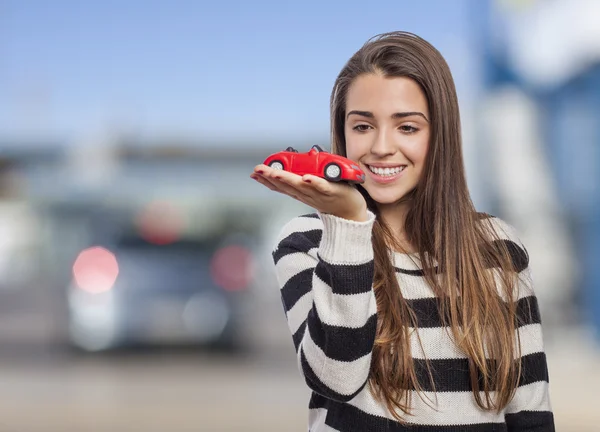 Mulher segurando carro — Fotografia de Stock