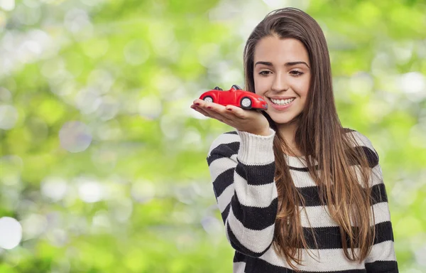 Mujer sosteniendo coche —  Fotos de Stock