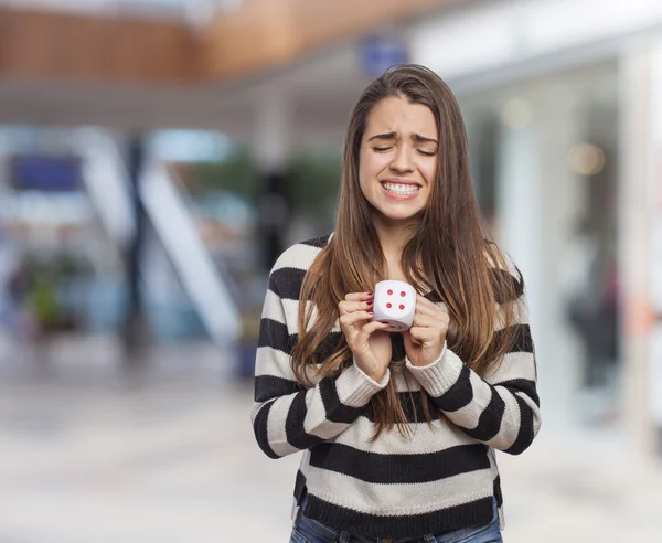 Mujer sosteniendo dados —  Fotos de Stock