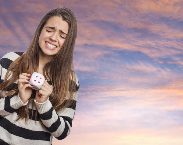 Frau mit Würfeln — Stockfoto