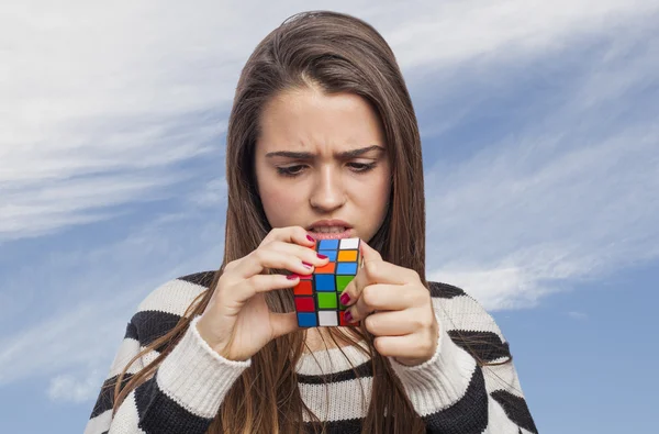 Mulher resolvendo cubo de Rubik — Fotografia de Stock