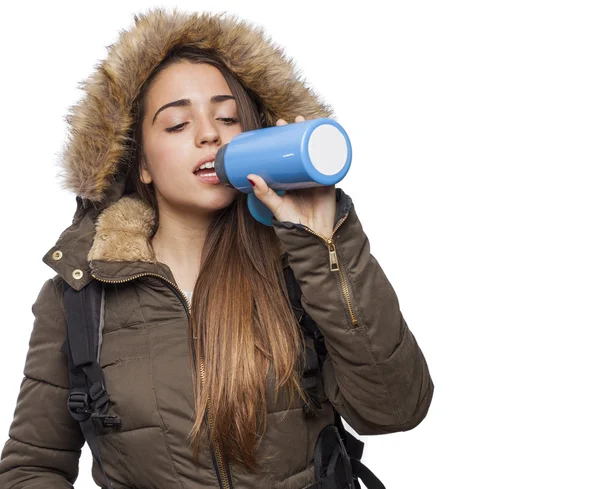 Frau trinkt Wasser — Stockfoto