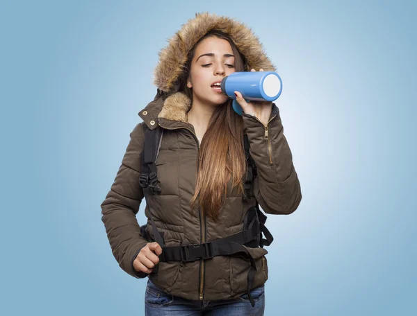 Vrouw die water drinkt — Stockfoto