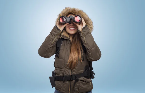 Frau mit Fernglas — Stockfoto