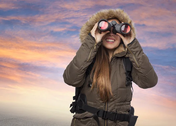 Frau mit Fernglas — Stockfoto