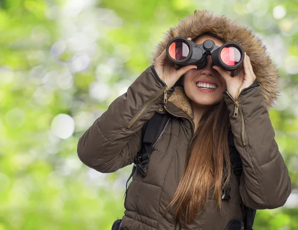 Frau mit Fernglas — Stockfoto