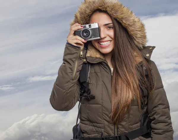 Kadın fotoğraf çekiyor. — Stok fotoğraf