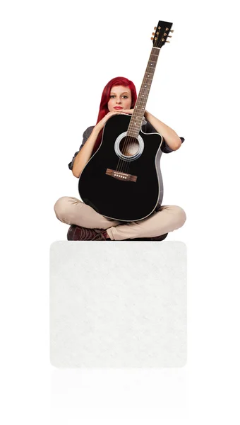 महिला गिटार पकड़े हुए — स्टॉक फ़ोटो, इमेज