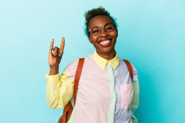 Genç Afrikalı Amerikalı kadın izole edilmiş arka planda boynuz hareketi bir devrim konsepti olarak gösteriyor..