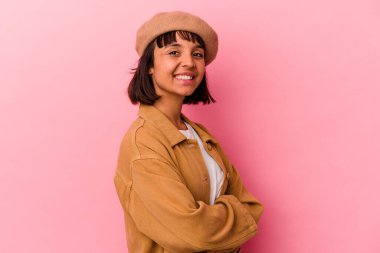 Genç melez kadın pembe arka planda izole edilmiş mutlu, güler yüzlü ve neşeli.