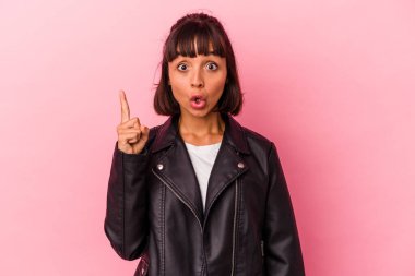 Pembe arka planda soyutlanmış genç melez bir kadının bir fikri, ilham konsepti var..