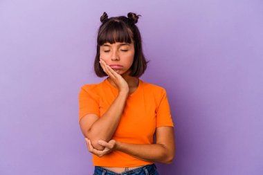 Mor arka planda soyutlanmış, sıkılmış, yorgun ve dinlenmeye ihtiyacı olan genç melez bir kadın..