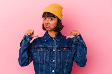 Pembe arka planda soyutlanmış genç melez kadın gururlu ve kendinden emin hissediyor, örnek olarak..